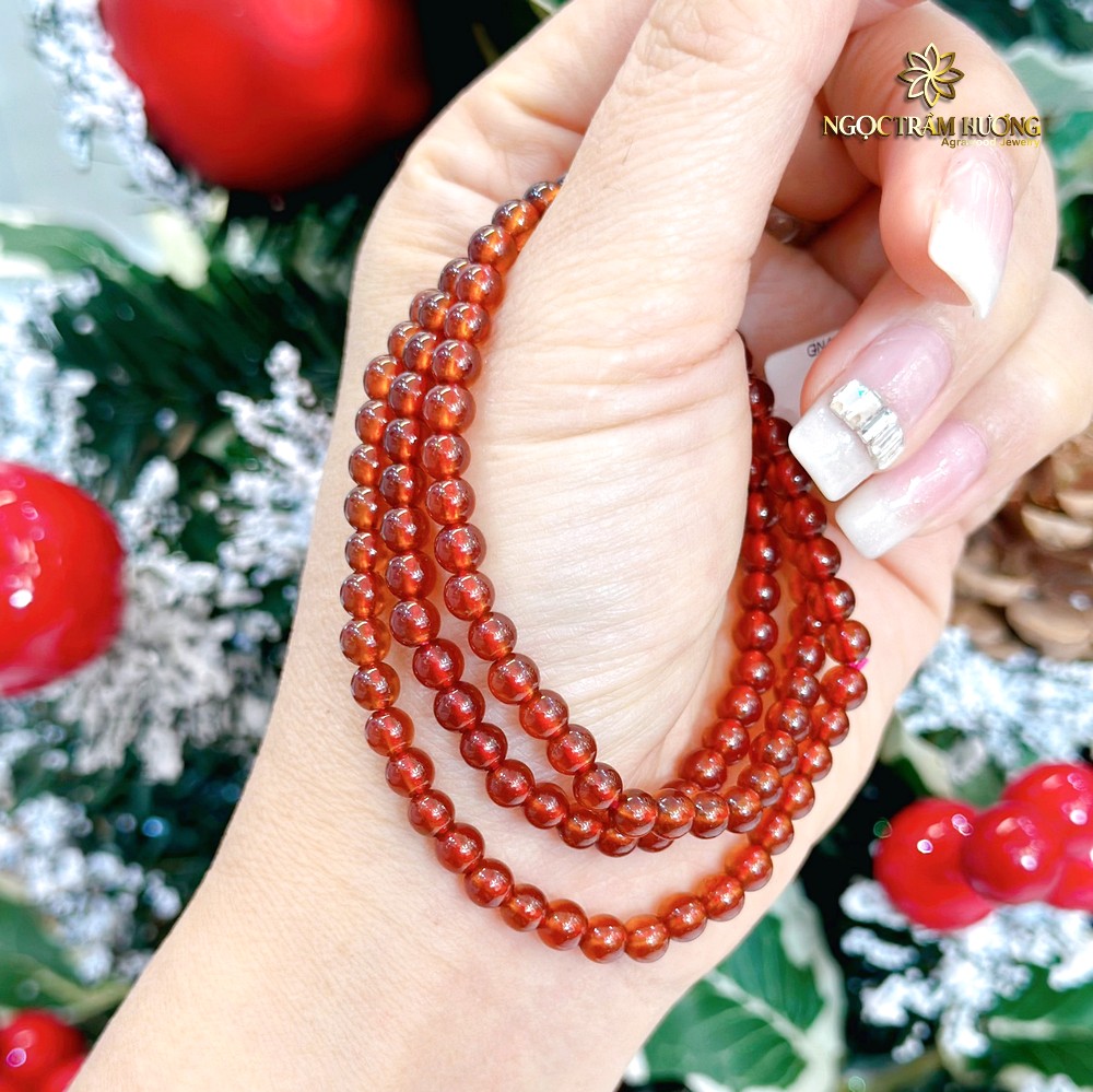 Chuỗi đeo tay đá garnet 5 li tại Tịnh Agarwood Chuỗi đeo tay đá garnet 5 li tại Tịnh Agarwood