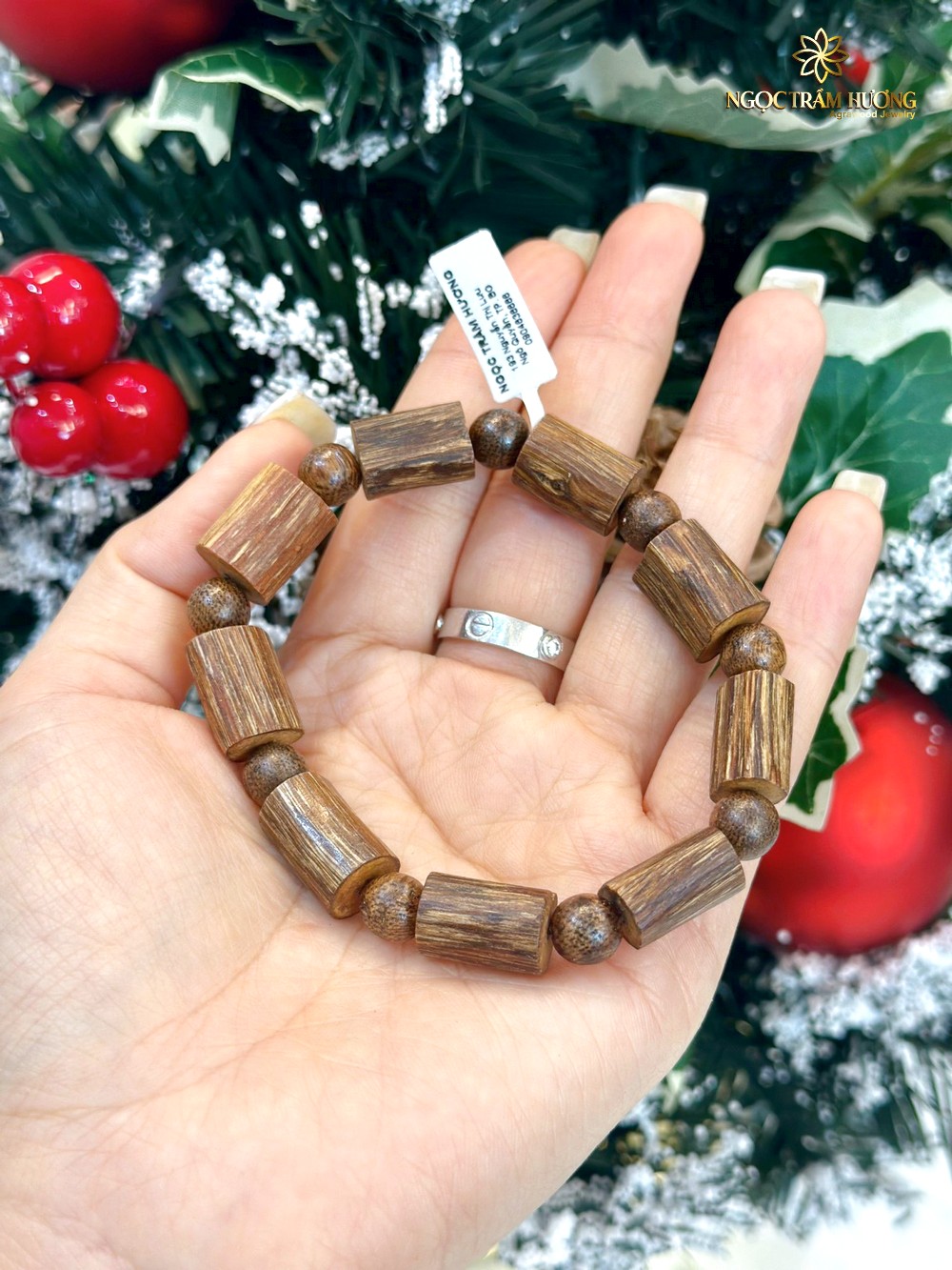 Vòng trầm sánh chìm – minh họa bài trầm hương chìm nước