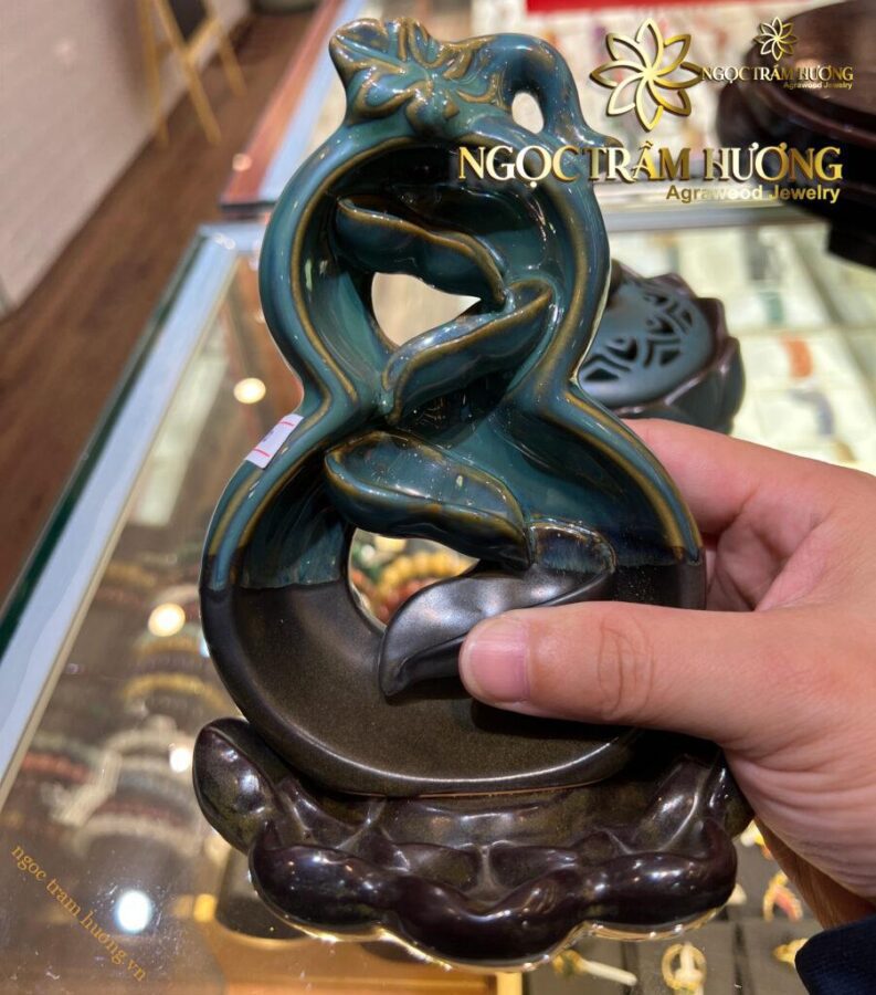 Thác khói trầm hương từ gốm Bát tràng