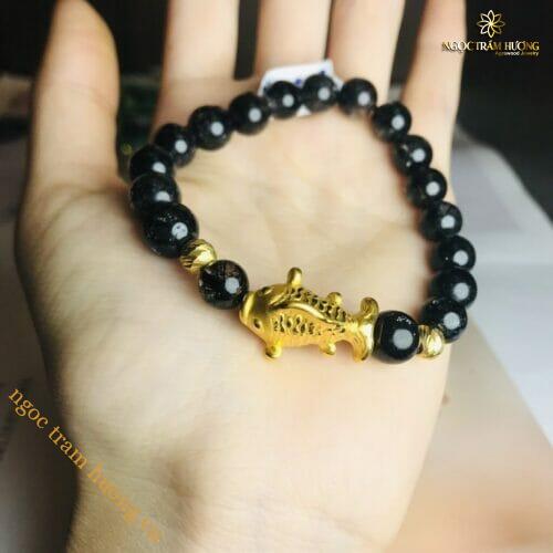 Vòng tay đá thạch anh tóc đen 8li mix charm vàng – Tịnh Agarwood